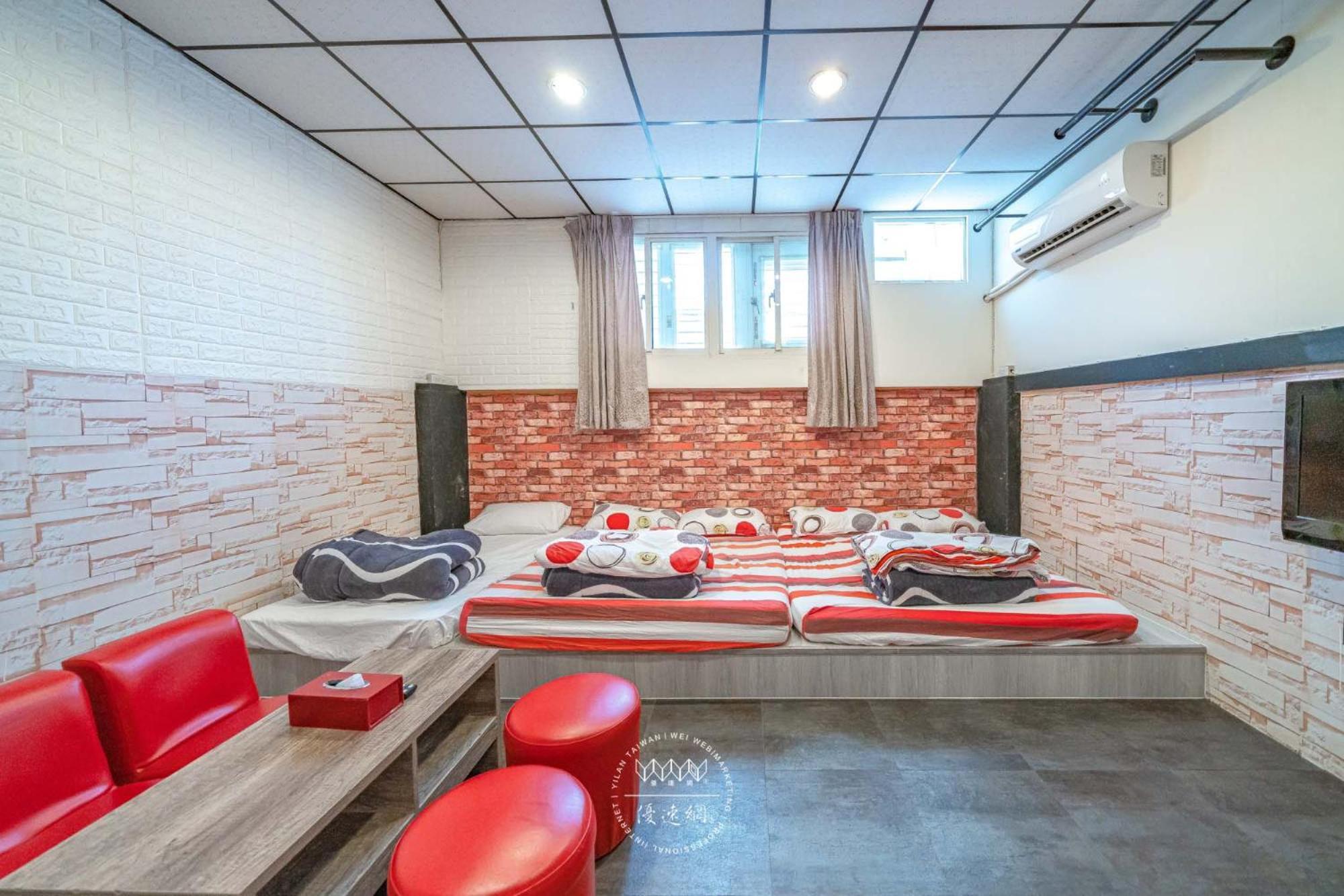 羅東夜市 工業loft旅宿 Loft House Luodong Exterior photo