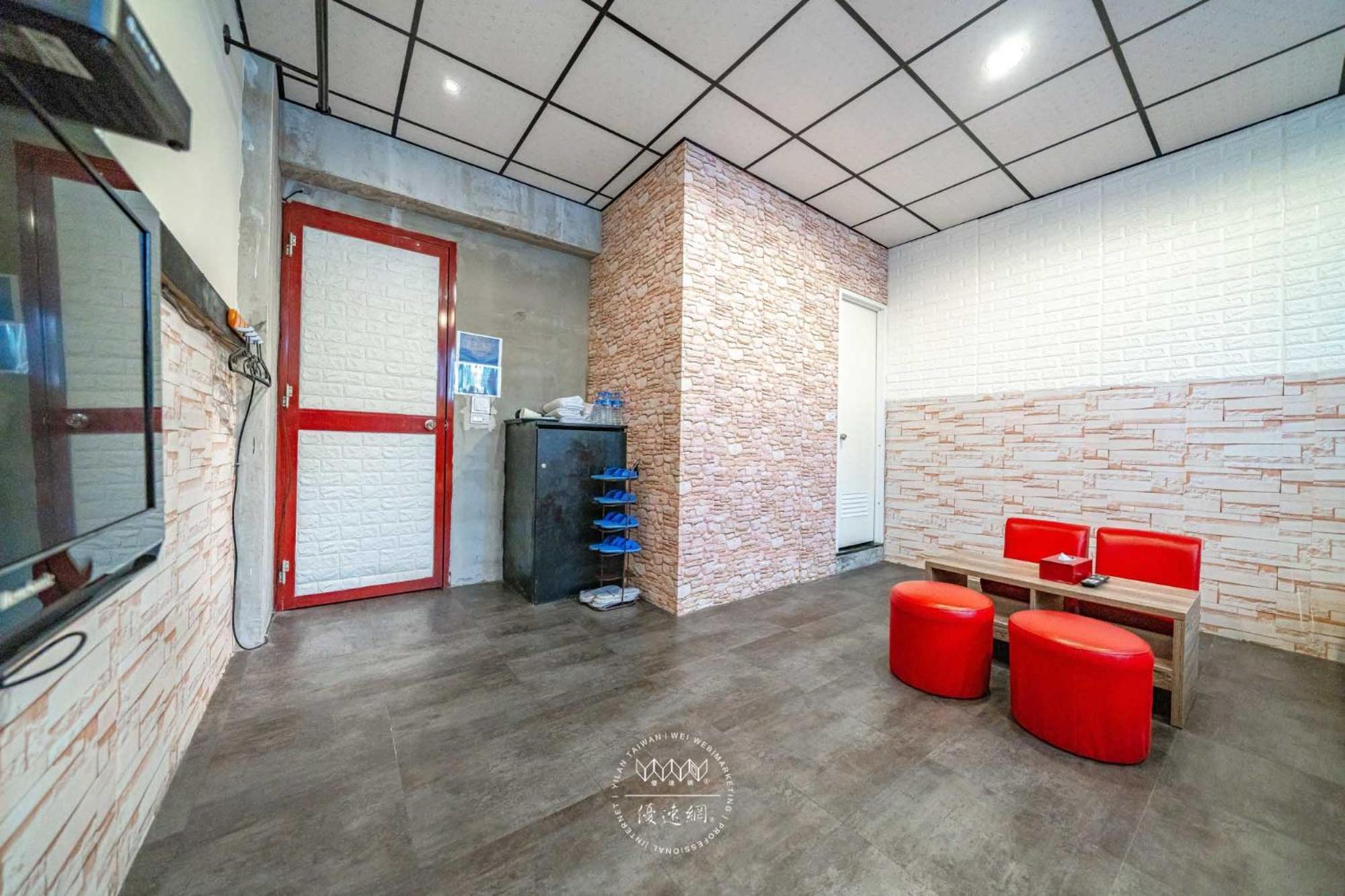 羅東夜市 工業loft旅宿 Loft House Luodong Exterior photo