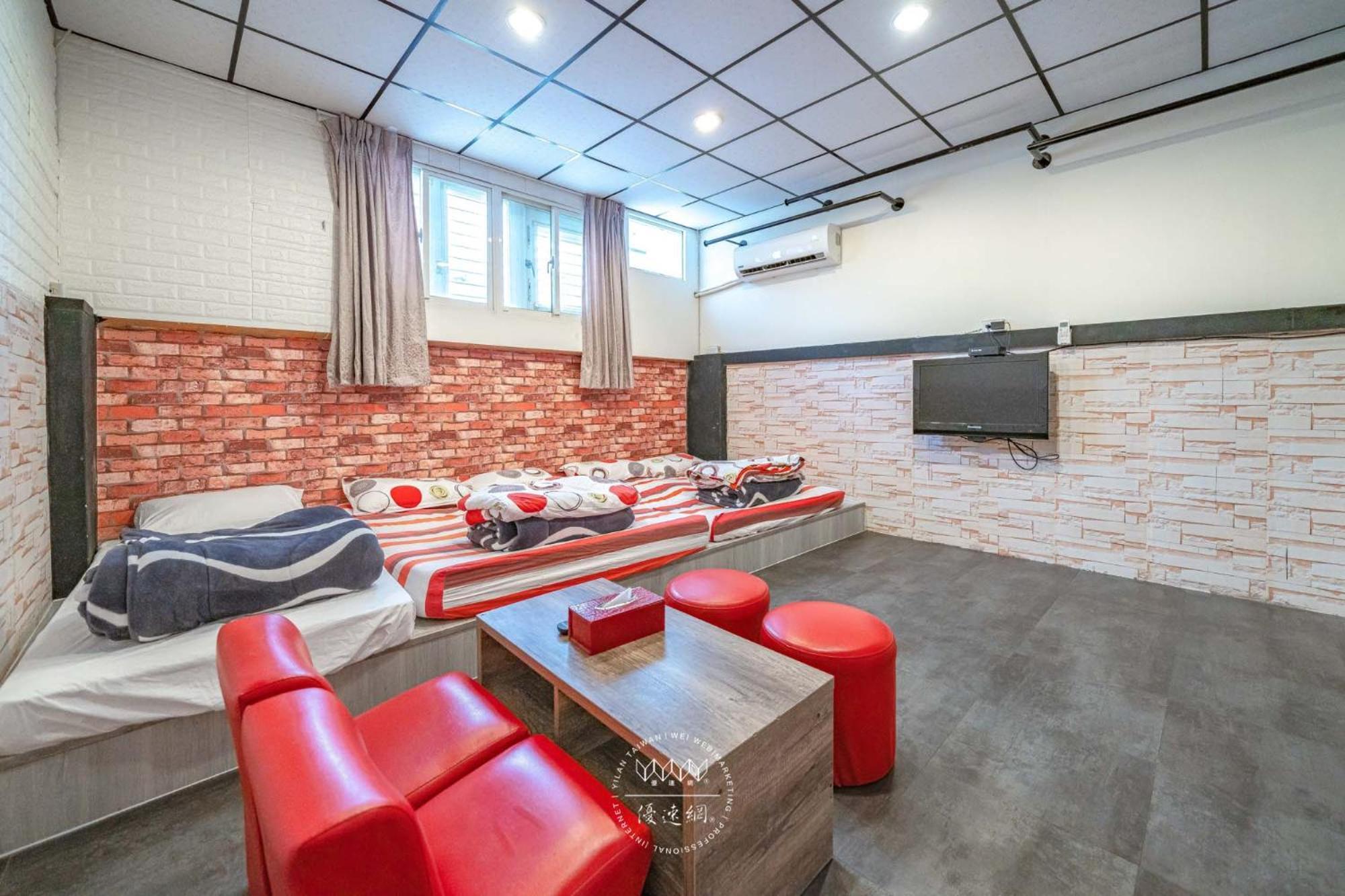 羅東夜市 工業loft旅宿 Loft House Luodong Exterior photo