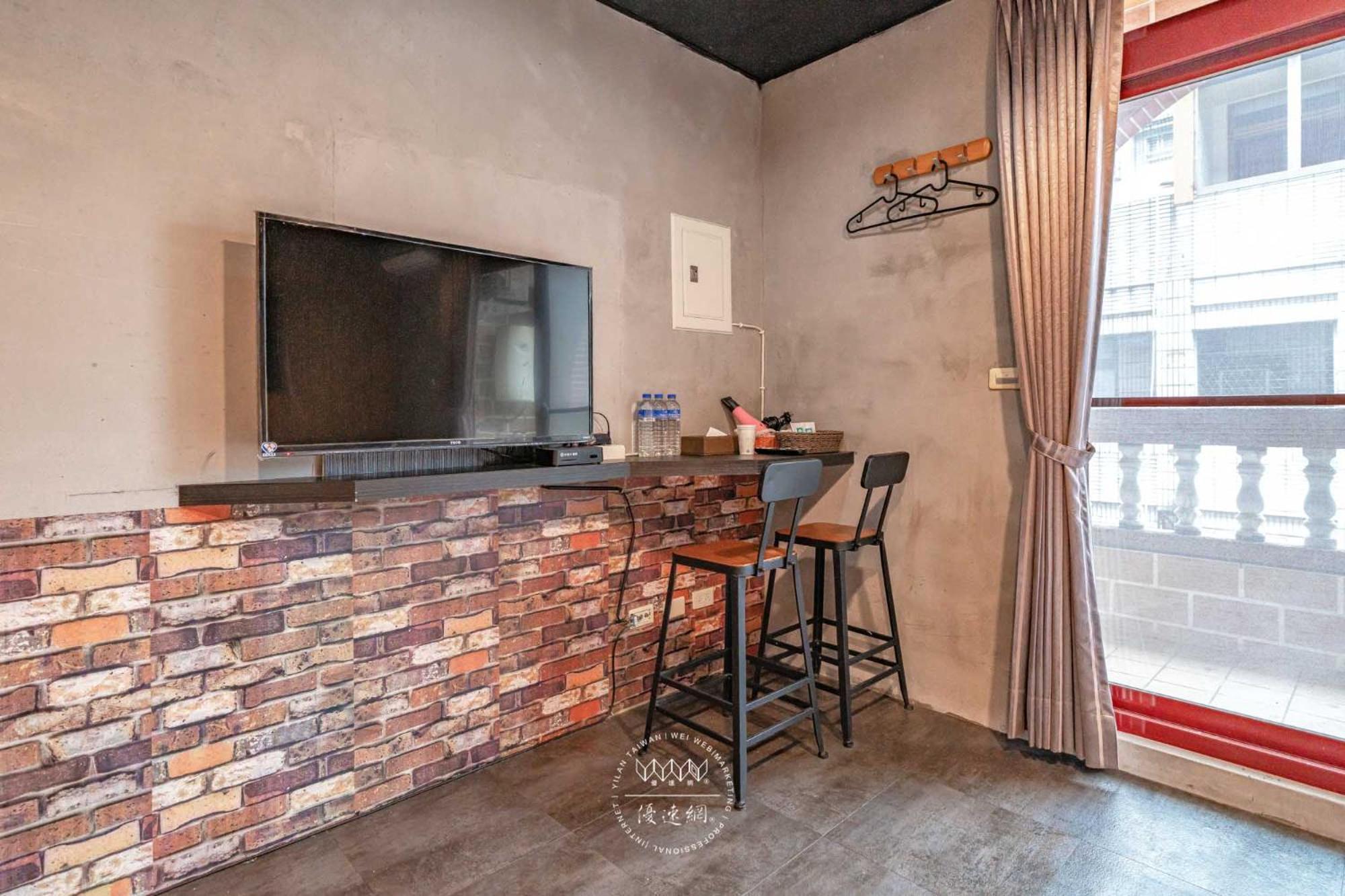 羅東夜市 工業loft旅宿 Loft House Luodong Exterior photo