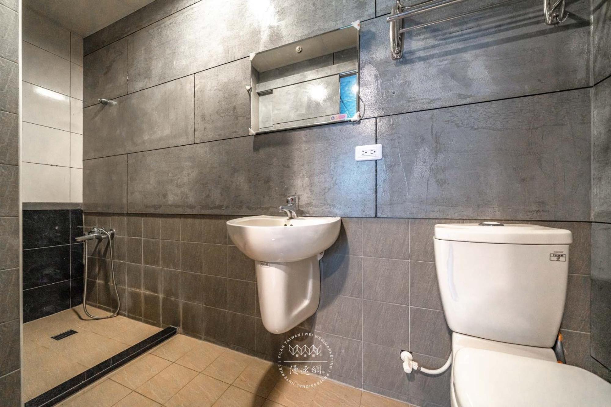 羅東夜市 工業loft旅宿 Loft House Luodong Exterior photo