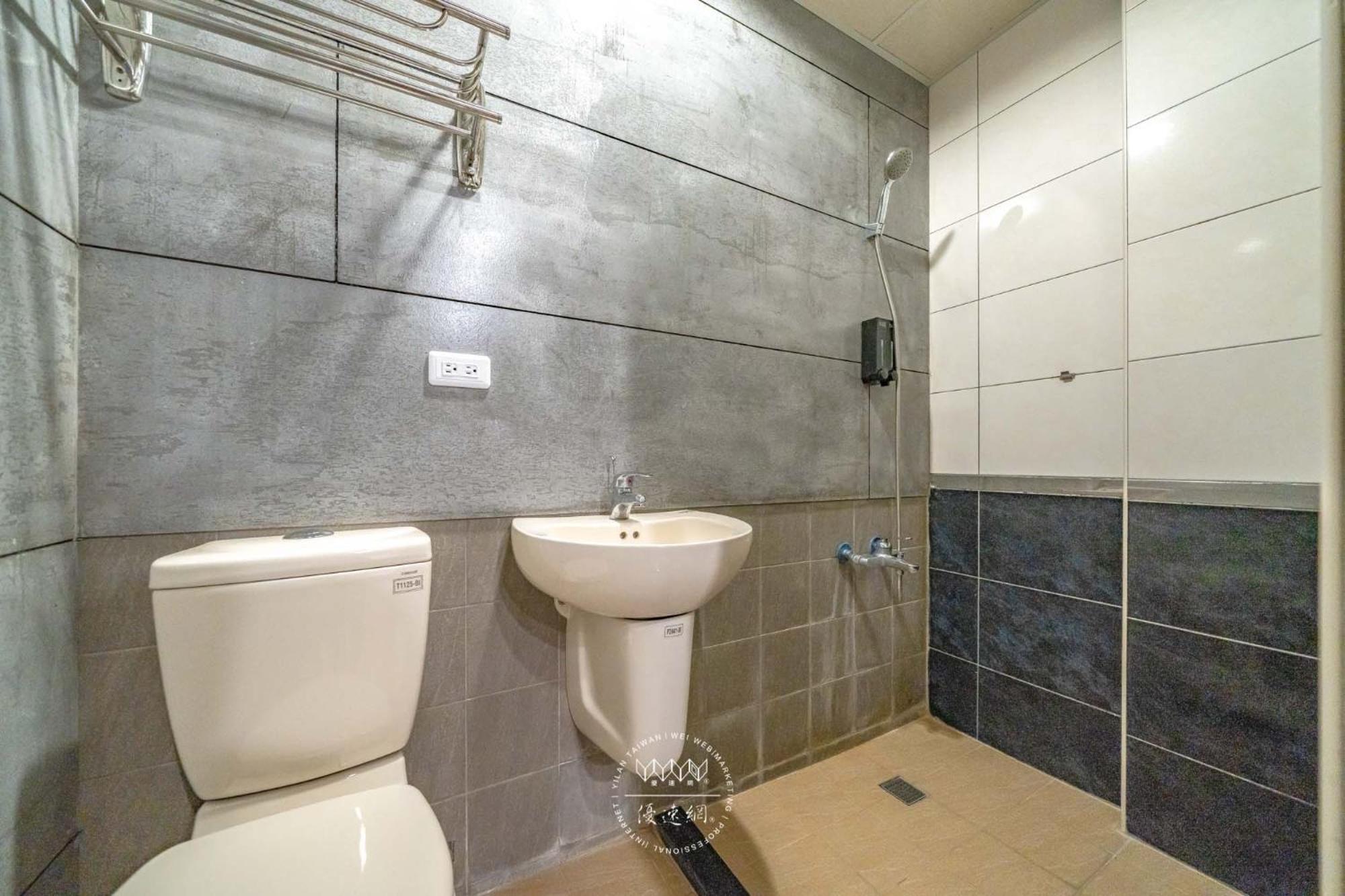 羅東夜市 工業loft旅宿 Loft House Luodong Exterior photo