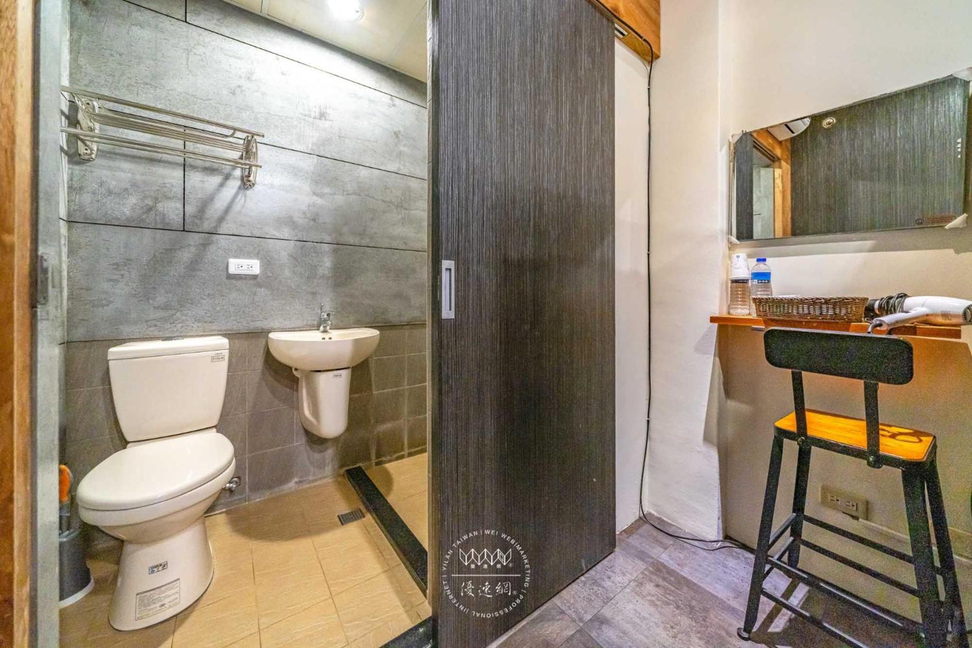 羅東夜市 工業loft旅宿 Loft House Luodong Exterior photo
