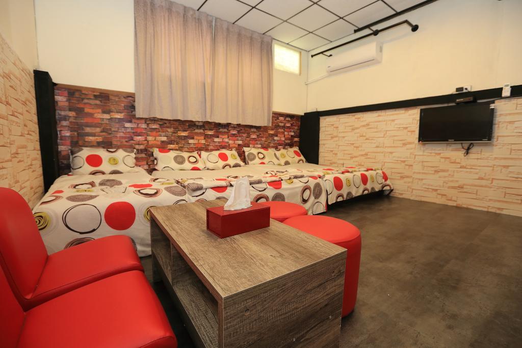 羅東夜市 工業loft旅宿 Loft House Luodong Exterior photo